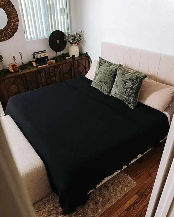 Alternative view of Lara Black - PARTY BLANKET - Queen | Sand Cloud